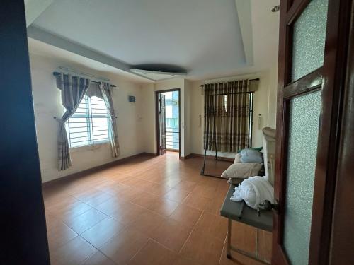 Nhà lô gốc 3 tầng Thu Duc - Đại học Sư phạm Kỹ thuật, sổ hồng chính chủ, giá hợp lý!